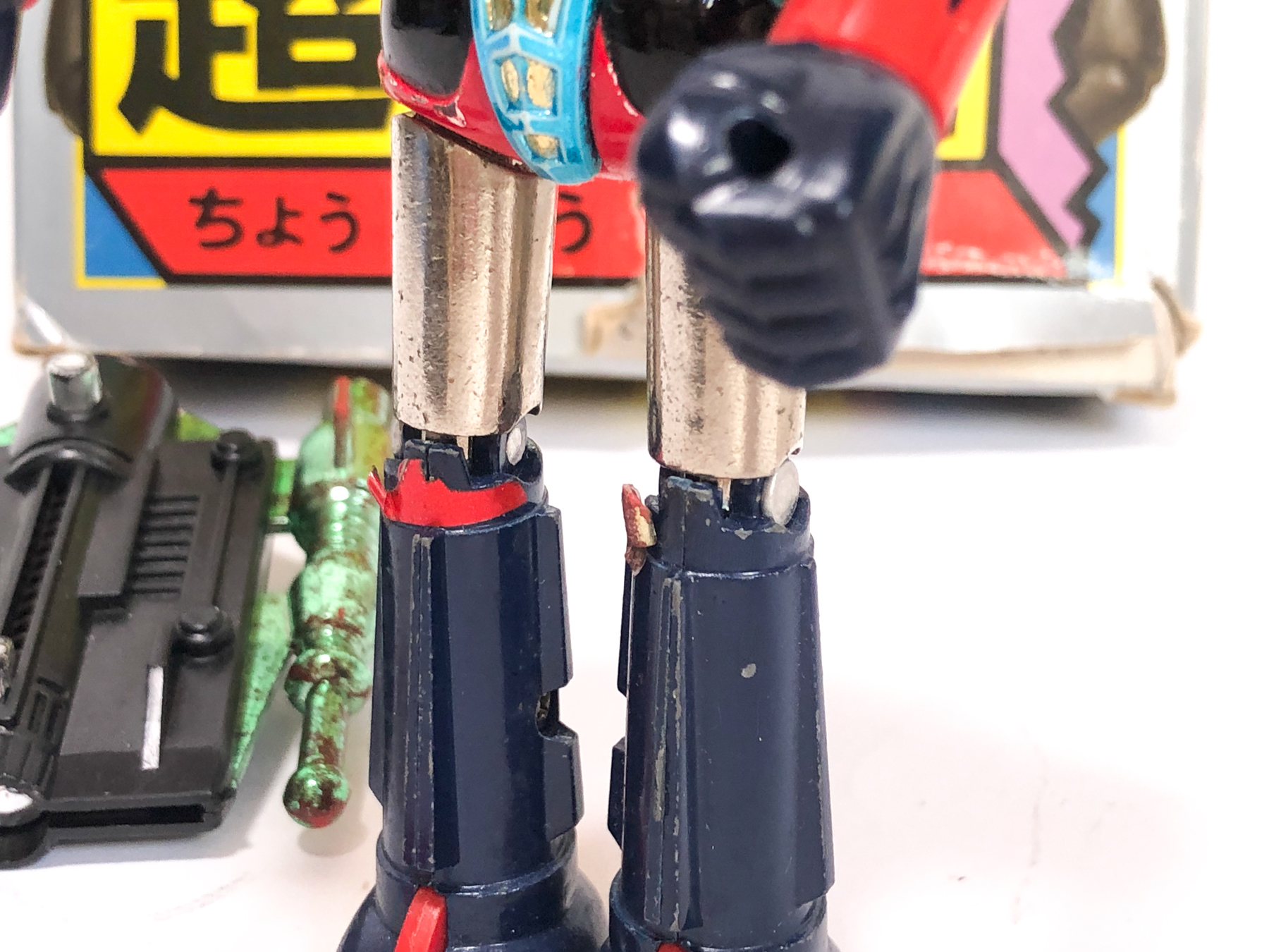 Ancien robot Grendizer en métal et pvc plastique articulé avec missiles ou  pièces détachables (style figurine Goldorak Popy Bandai Tomy Transformers  des années 1980s) jouet Vintage