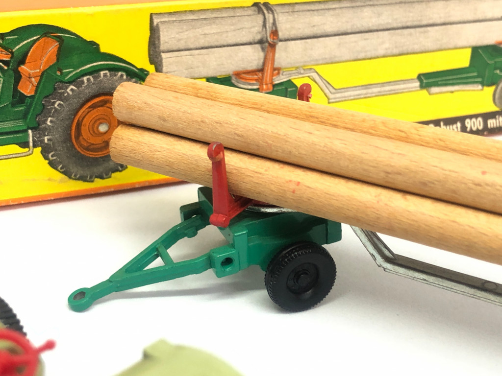 Siku 101844 - Tracteur Massey Ferguson avec remorque 1/87
