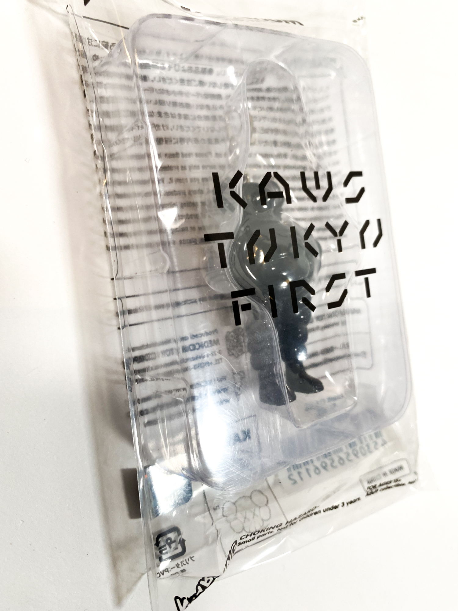 KAWS Tokyo First Chum Keychain Black (2021)KAWS Tokyo First Chum