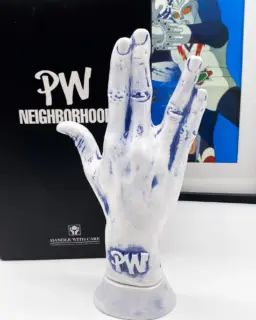 NEIGHBORHOOD x Pharrell Williams Ceramic Incense Chamber

Porte-Encens en céramique collaboration entre Pharrell Williams et NEIGHBORHOOD® produit en 2019
Size: Width 90 mm, Height 285 mm, Depth 75 mm
Neighborhood est une marque japonaise de streetwear fondée en 1994 par Shinsuke Takizawa, rapidement devenue une référence grâce à son style hybride mêlant influences biker, militaires et punk. Réputée pour ses pièces en denim travaillé, ses vestes motard en cuir et ses collaborations prestigieuses (Adidas, Nike, Supreme, Levi’s), la marque incarne l’esthétique brute et urbaine du Japon. Entre workwear robuste et détails subversifs, Neighborhood cultive un héritage underground, s’imposant comme un pilier du streetwear asiatique aux côtés de WTAPS ou Bape. Son univers, à la fois sombre et technique, séduit les amateurs de pièces intemporelles et de culture skate-punk.

#fabuleusecaverne #PharrellWilliams #neighborhood