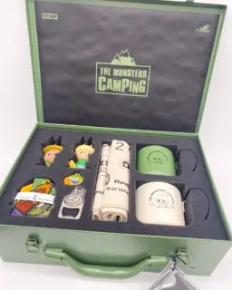 // 🔴 VENDU SOLD 🔴 //
Coffret Labubu The Monsters Camping PopMart X How2Work Exclusive
-----------
Série ULTRA limitée produite en 2020 par POMART et How2Work

Coffret Collector dans une valisette en Métal avec pleins de goodies de Ouf :

 2 figurines Labubu avec un paint exclusif au set.
 Des patchs tissus
 un grand drapeau
 2 mugs
 1 decapsuleur labubu
 un pins

Un collector ultra recherché...
#labubu #popmart #kasinglung #how2work #labubucollector #fabuleusecaverne