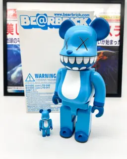 🟢 DISPO - AVAILABLE 🟢

BE@RBRICK KAWS Chompers A-Nation
400% + 100% | Medicom Toy 2003

Set BE@RBRICK KAWS Chompers A-Nation, au format 400% et 100%, avec leur boîte d'origine. 📦

Produits à seulement 500 exemplaires, ils comptent parmi les pièces KAWS × BE@RBRICK les plus recherchées. Une vraie pièce de collection pour les amateurs de Medicom Toy.

KAWS Chompers A-Nation BE@RBRICK, 400% + 100% sizes, with original box. Limited to just 500 pieces, one of the most sought-after KAWS × BE@RBRICK releases. 🔥

📩 DM pour prix et infos / DM for price & details
🌍 Envoi possible / Worldwide shipping available

#bearbrick #bearbrick400 #kaws #kawscompanion #medicomtoy #chompers #anation #arttoys #designertoys #collectibles #vintagetoys #toycollector #bearbrickcollector #kawscollector #streetart