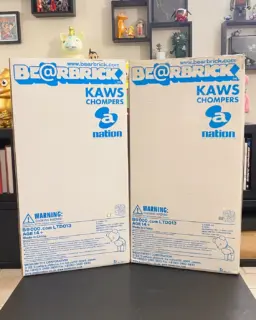 DISPO
2 Be@rbrick 1000% KAWS Chompers A-Nation 

DM pour infos, photos détaillées ou proposition sérieuse.

#bearbrick #bearbrick1000 #bearbrick1000percent #kaws #kawschompers #kawscollector #kawsart #kawscompanion #medicomtoy #medicomtoys #arttoy #arttoys #designertoy #designertoys #vinyltoy #vinyltoys #urbanart #streetartcollector #popartcollector #contemporaryart #toycollector #collectoritem #raretoy #limitededitiontoy #anation #japanesetoy #collectibletoy #sofubi #hypeart #artcollection