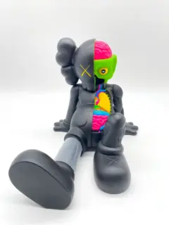 KAWS Resting Place Companion Black 2013 Medicom Toy OriginalFake
-------------
dispo
NOS non exposé,  uniquement sorti pour les photos,  Superbe état.
 le packaging a des traces d'usage

 DM if needed 
#kaws #companion #OriginalFake #MedicomToy #FabuleuseCaverne #RestingPlace #ToyCollector #VinylFigure #KAWSCollector