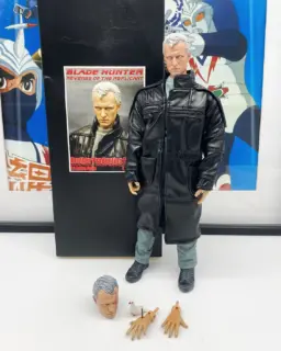 Blade Runner Replicant Roy Batty – Brother Production 2009
 – – – RARE – – –
Figurine 1/6
Hauteur : 30cm (12inch)
marque : Brother Production

Packaging :
boite ouverte, tous les accessoires présents, figurine non exposée

#bladerunner #roybatty #replicant #actionfigure #fabuleusecaverne