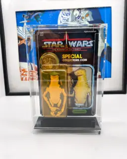 Amanaman Kenner MOC POTF unpunched Star Wars 84_85 [last 17]

Amanaman sous blister original Kenner (1984). Non seulement il fait partie des dernières figurines produites avant la fin de la gamme originale, mais celle-ci est "unpunched" (le trou de suspension n'a jamais été percé) ! 😱

La nostalgie des années 80 à l'état pur. ✨

Est-ce que vous aussi vous collectionnez les figurines "The Power of the Force" ? Dites-moi en commentaire quelle est votre pièce favorite du Last 17 ! 👇

#FabuleuseCaverne #StarWarsCollector #VintageStarWars #Kenner #ThePowerOfTheForce #Amanaman #Last17 #POTF #KennerStarWars #StarWarsToys #MOC #MintOnCard #Unpunched #StarWars1984 #VintageToys #ActionFigureCollector #StarWarsFan #RetroToys #JabbasPalace #SpecialCollectorsCoin #ToyCollecting #StarWarsVintage #KennerToys #RareToys #StarWarsActionFigures #ActionFigurePhotography #80sToys #StarWarsCollection #CollectibleToys #StarWarsAddict