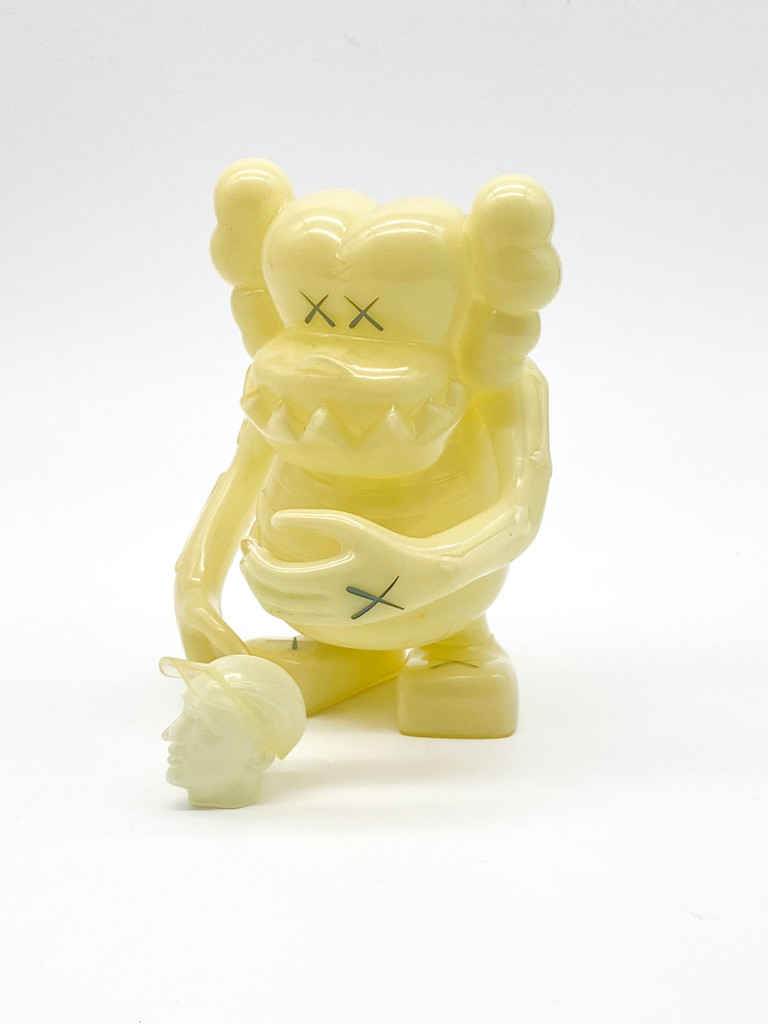 KAWS Bounty Hunter GID Skull-Kun - Fabuleuse Caverne