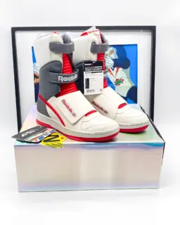 ALIEN Stomper Hi Reebok 2016 | LE426 | Weyland-yutani Ripley
deux paires dispo en 41 et 42
----------------

Plongez dans l’histoire du cinéma de science-fiction avec cette pièce de collection rarissime : la Reebok Alien Stomper Hi, sortie en 2016. Éditée exclusivement pour célébrer le 30ème anniversaire du film Aliens (1986), cette basket est la réplique fidèle et exacte du modèle porté par Ellen Ripley (Sigourney Weaver) lors de son affrontement final contre la Reine Alien.

Une exclusivité mondiale « Alien Day » Lancée le 26 avril 2016 (en référence à la planète LV-426), cette édition « High-Top » est l’une des sorties les plus convoitées de l’histoire de Reebok. Limitée strictement à seulement 426 exemplaires dans le monde.

non portées, mais peut avoir des défauts mineurs du au temps et au stockage.
SIZE 8,5US/ 41EUR/ 8UK (aussi dispo en 42)

Le packaging est un peu abimé, traces d’usage, de stockage.
(Il n’y a pas le papier de soie logotypé Weyland-yutani d’origine À l’intérieur de la boîte) .

#AlienStomper #ReebokAlienStomper #EllenRipley #LimitedEdition #FabuleuseCaverne