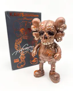[GRAIL] KAWS x Pushead Bronze Companion - ÉDITION LIMITÉE 100 EX. - BOITE SIGNÉE PAR PUSHEAD - 2005

#Kaws #KawsCompanion #Pushead #ArtToy #MedicomToy #OriginalFake #LimitedEdition #StreetArt #DesignerToys #KawsCollector #Collectible #RareToys #HypebeastArt #KawsSigned #FabuleuseCaverne 🚀