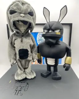 🟢 DISPO - Available 🟢
Mark Landwehr False Friends Blackout – Coarse Toys 2010 LE300
-------------
En parfait état, dans sa boîte d'origine, jamais exposé avec les photos produits signés. Superbe.
#marklandwehr #fabuleusecaverne #arttoys #designertoy #vinyltoys