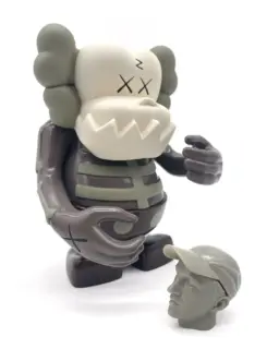 🟢 DISPO - Available 🟢
KAWS x Bounty Hunter Skull Kun SukaruKun BROWN
ULTRA RARE, 400 exemplaires produits, il s'agit d'un produit d'occasion mais TBE, pouvant avoir de légères traces d'usage.

Description : En 2006 KAWS et la marque japonaise Bounty Hunter s’associent à nouveau pour une série de figurines en vinyle décliné en sept coloris. Produit par Medicom Toy, OriginalFake et Bounty Hunter, le KAWS Bounty Hunter Skull Kun Brown est une figurine en vinyle peinte, alliant le célèbre personnage Skull Kun de Bounty Hunter et le motif en « X » emblématique de KAWS sur les yeux et les mains. avec en accessoire la tête coupée de Brian Donnelly Himself...

Édition limitée à 400 exemplaires.
Année de sortie : 2006
Dimensions : 7 pouces (environ 18 cm)

#toycollector #sofubiソフビ #kawscollector #kaws #bountyxhunter #bxh #kawscompanion #kawsbabymilo #arttoys #boutyhunter #skullkun #contemporaryart #hypebeastart #streetart #art #highsnobiety #fabuleusecaverne #softvinyl #sofubi #vinyltoy #designertoy #sukarukun #sukaru #kawscollector #originalfake