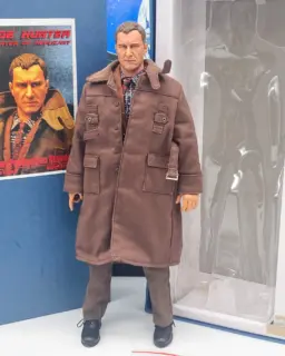 Blade Runner Deckard 1:6 scale Blade Hunter Brother Production 2009 MIB
----------
 – – – RARE – – –
Figurine 1/6
Hauteur : 30cm (12inch)
marque : Brother Production

Packaging :
boite ouverte, tous les accessoires présents, figurine non exposée
#bladerunner #actionfigures #HarrisonFord #fabuleusecaverne