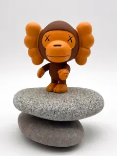 Kaws Baby Milo BAPE – A Bathing Ape 2005
L'alliance parfaite entre KAWS et l'univers Baby Milo Bape. Une pièce rare conservée dans son état d'origine.

Collector’s item. Only one available. 💎

#KAWS #BAPE #BabyMilo #ArtToys #StreetArt #MedicomToy #ABathingApe #KawsCollection #HypebeastArt #VinylToys #Collectibles #Nigo #Grail