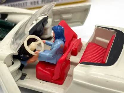 Dinky Toys 528 Peugeot 404 Cabriolet Pininfarina – Avec boîte d’origine 1965 – Image 9