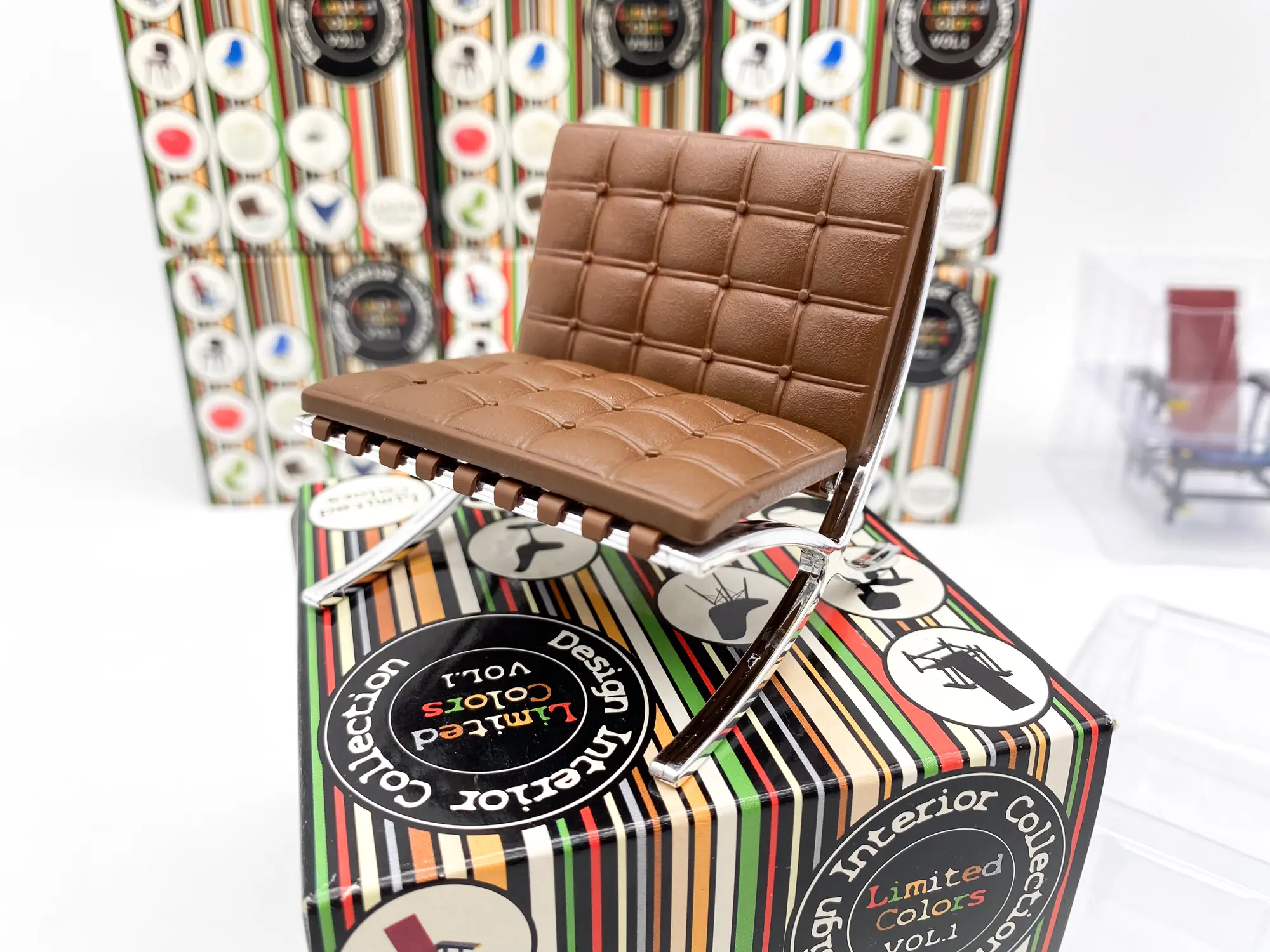 Miniature chaise Barcelona REAC 1/12, Design Interior Collection Limited Colors Vol.1. Édition rare MIB pour collection design et architecture.
