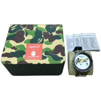 Swatch x BAPE Big Bold The World 2019, une montre collector audacieuse au design streetwear unique. Pièce rare pour passionnés et collectionneurs