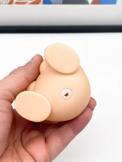 Unchi-Kun [Squat Beige] Sofubi squeaky doll | Poop man soft vinyl Mr Caca – Image 3