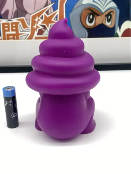 Unchi-Kun [Squat Purple] Sofubi squeaky doll | Poop man soft vinyl Mr Caca – Image 3