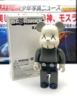Elevate your collectible game with this ultra-rare BE@RBRICK KAWS 400% 2002 Medicom Toy! 100% legit, MIB, and highly sought-after. Don't miss out! 💯