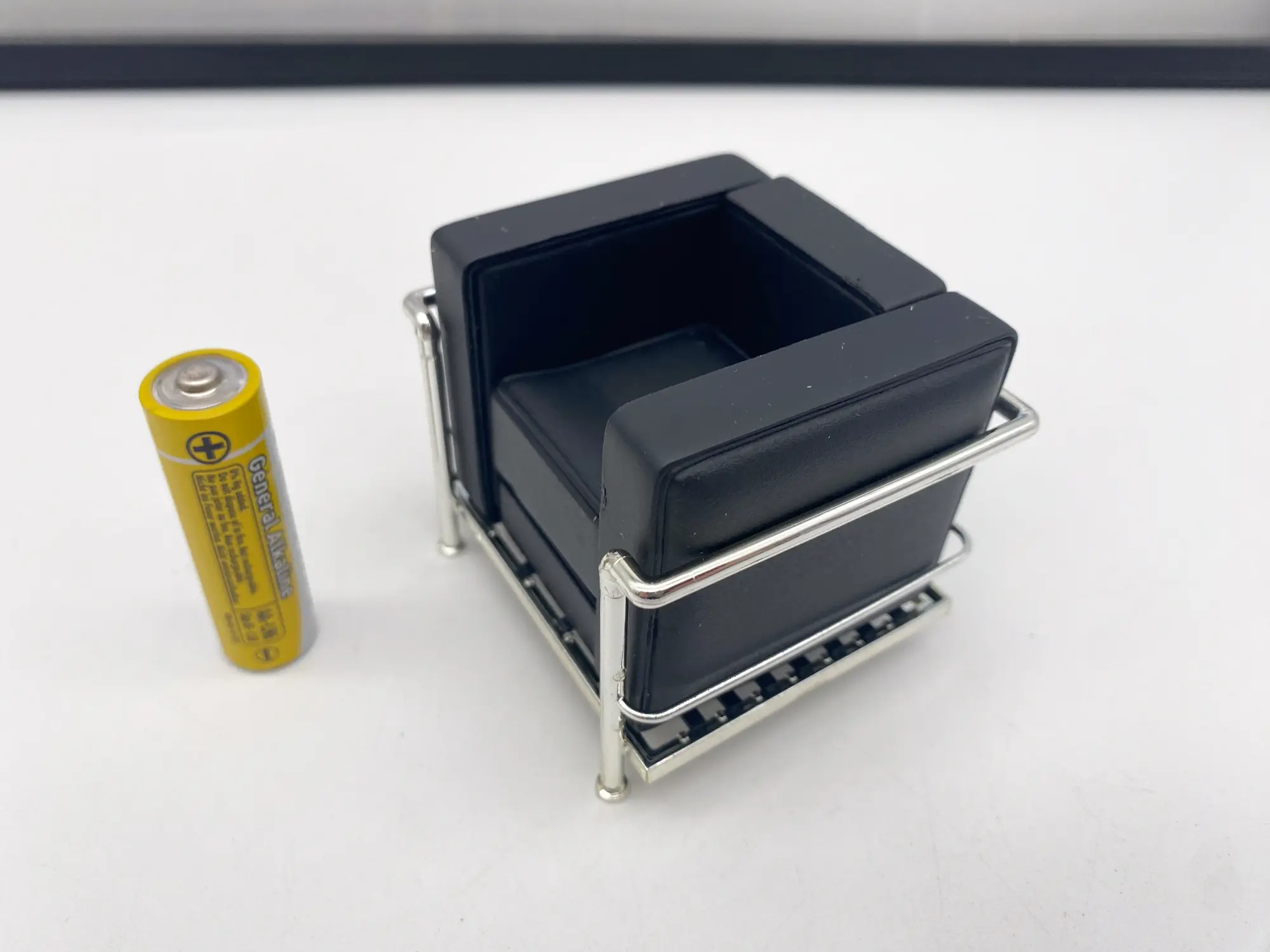 Miniature LC2 armchair Le Corbusier REAC – Design Interior Collection Limited Colors Vol.1 – Échelle 1/12 MIB – Image 4