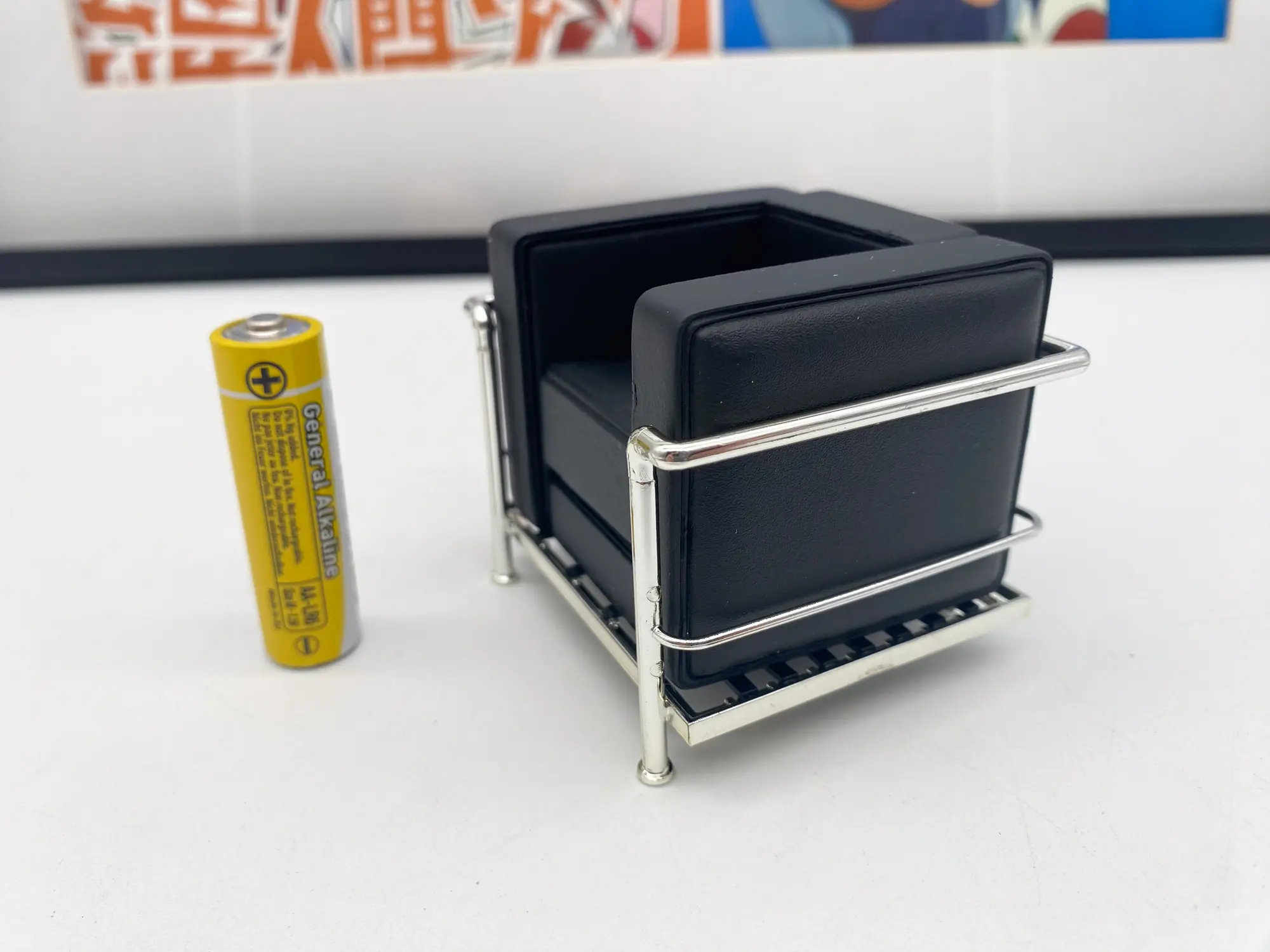 Miniature LC2 armchair Le Corbusier REAC – Design Interior Collection Limited Colors Vol.1 – Échelle 1/12 MIB – Image 3