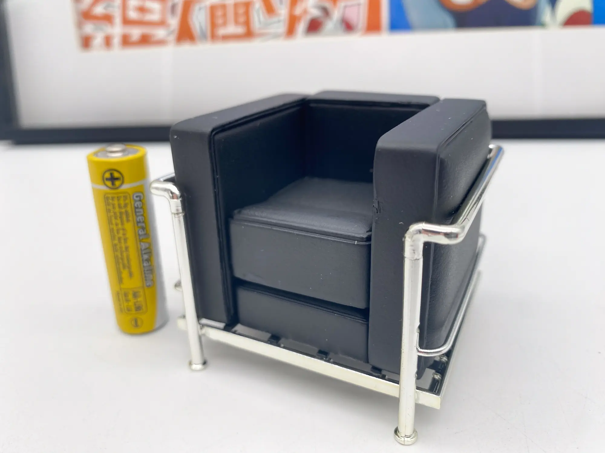 Miniature LC2 armchair Le Corbusier REAC – Design Interior Collection Limited Colors Vol.1 – Échelle 1/12 MIB
