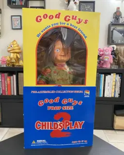 Alerte ULTRA RARE ! 🚨 Voici la poupée Chucky Good Guys 1:1 de chez Medicom Toy. Saviez-vous qu'il n'existe que 150 exemplaires au monde pour cette édition ? 😱

Un véritable Graal pour les fans de Chucky. Taille réelle, tenue ultra-détaillée et boîte d'origine. Une pièce de musée pour tout collectionneur d'horreur ! 🔪🧸

📩 Infos en DM !

EN 🇺🇸
 ULTRA RARE find! 🚨 The Medicom Toy 1:1 scale Good Guys doll. Did you know only 150 pieces were ever produced for this specific edition? 😱

The ultimate Holy Grail for Chucky fans. Life-size, screen-accurate outfit, and original box. A true museum piece for any horror collector! 🔪🧸

📩 DM for info!

#Chucky #ChildsPlay #GoodGuys #Medicom #MedicomToy #LimitedEdition #HorrorCollector #RareToys #1of150 #ChildsPlay2 #LifeSizeChucky #HorrorCollection #Grail #Slasher #ChuckyDoll #MovieProp #VintageCollector #HorrorFan #MedicomJapan #JeuDenfant