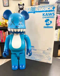 🇫🇷 À vendre : KAWS Chompers Bearbrick 1000% (édition A-Nation 2003) ! 💙

Une pièce absolument iconique et rare. Ce "grail" de KAWS est livré avec sa boîte d'origine. Un must-have pour tout collectionneur. 100% LEGIT 🔥🔥🔥

DM si intéressé(e) pour plus d'infos.

🇬🇧 For Sale: The legendary KAWS Chompers Bearbrick 1000% (A-Nation 2003 Edition)! 💙

An absolutely iconic and rare piece, limited to only 500 units worldwide. This Medicom Toy x KAWS collection "grail" comes with its original box. A must-have for any discerning collector.

DM if interested for more info.

#KAWS #KAWSChomper #Bearbrick #Bearbrick1000 #MedicomToy #ANation2003 #RareBearbrick #ArtToy #StreetArt #DesignerToy #Collectible #LimitedEdition #OriginalFake #BrianDonnelly #Chomper #KawsCollection #FigurineCollector #GrailPiece #Vente #ForSale #HypebeastArt #JapaneseToy