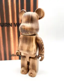 🟢 DISPO - AVAILABLE 🟢

BE@RBRICK Karimoku "BURN WOOD"400% Medicom Toy

Ici, pas de vinyle : du vrai bois, flammé à la main, où chaque veine ressort en nuances de brun, de miel et de noir. 🔥🪵

Le Be@rbrick Burn Wood sculpté dans le bois, avec son effet brûlé. Aucune pièce n'est identique : le dessin des veines est unique. Avec sa boîte d'origine, qui reprend le motif du bois brûlé. 📦

🪵 Bois massif, finition brûlée

Une pièce qui tient autant de la sculpture que du toy. Idéale pour les collectionneurs de Bearbrick, d'objets en bois et de design japonais. 🇯🇵

📩 DM pour infos et prix
🌍 Envoi possible dans le monde entier
🛒 Aussi sur fabuleusecaverne.com 🛸

---

BE@RBRICK Karimoku "BURN WOOD" by Medicom Toy. A real wooden Bearbrick with a burnt finish, where every grain stands out. No two are alike. Comes with its original box. 🔥
DM for price & details / Worldwide shipping available

#bearbrick #bearbrickwood #burnwood #bearbrickburnwood #woodbearbrick #medicomtoy #medicom  #bearbrickcollector #bearbrickcollection #arttoys #arttoy #designertoys #designertoy #japanesedesign #woodart #karimoku #handcrafted #collectibles #toycollector #raretoy #grail #fabuleusecaverne