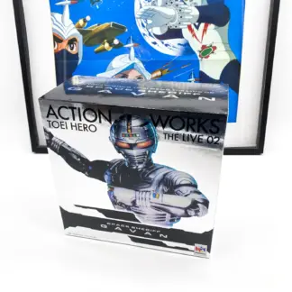 Gavan (X-OR en France) et de son armure étincelante ? Cette figurine MegaHouse Action Works est l'hommage ultime au shérif de l'espace. Un véritable saut dans le temps pour tout fan de l'époque Récré A2 ! 🔍 DÉTAILS TECHNIQUES & ÉTAT Modèle : Space Sheriff Gavan - Action Works Toei Hero The Live 02. Fabricant : MegaHouse (2010). État : MIB (Mint In Box). La figurine est dans un état exceptionnel, proche du neuf. Contenu : Boîte d'origine avec flap intérieur illustré ("Ignite Your Engine"). Inclus la figurine articulée, les têtes interchangeables, les mains optionnelles et ses célèbres épées (Lame laser et normale). Détails : Les chromes et les peintures sont impeccables, les articulations sont fermes. La boîte présente de très légères traces de stockage (voir photos), mais reste superbe pour l'exposition. 📦 LIVRAISON & CONDITIONS Envoi ultra-protégé (papier bulle et carton rigide) : on sait comment les transporteurs traitent les colis ! 📦 Expédition rapide via Mondial Relay ou Colissimo. N'hésitez pas à consulter mes autres pépites vintage pour grouper les frais de port.