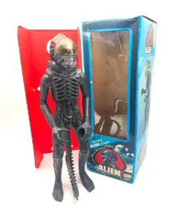 👽 LE BIG CHAP KENNER 1979… le vrai monstre sacré.

Une pièce culte, rare en Europe, sortie à l’époque où Kenner venait de cartonner avec Star Wars. Sauf que là… on parle d’Alien, le xénomorphe de Ridley Scott. Trop flippant pour les parents, trop adulte pour les rayons jouets : résultat, ventes faibles et figurine vite retirée. Aujourd’hui, c’est devenu un vrai graal vintage.

🔥 Version MIB complète en boîte
📦 Boîte d’origine + insert carton
📄 Notice / poster d’origine
🖤 Dôme original NO REPRO
⚠️ Bras lâches + quelques picots manquants sur le dôme
📸 Packaging avec traces d’usage et stockage

Une pièce avec une vraie histoire.
Pas juste un jouet : un morceau de cinéma, de SF et de culture Kenner.

Dispo sur fabuleusecaverne.com 🛸

#Alien #BigChap #Xenomorph #Kenner #Kenner1979 #Alien1979 #RidleyScott #HRGiger #VintageToy #VintageToys #ToyCollector #SciFiCollector #HorrorCollector #ActionFigureCollector #RareToy #MIB #MintInBox #FabuleuseCaverne