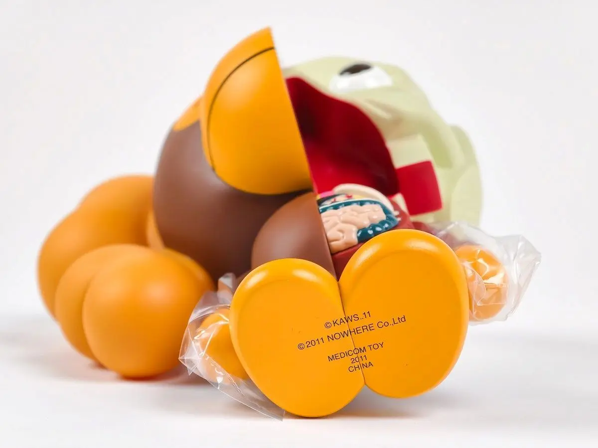 Marquages sous les pieds du KAWS Dissected Milo Brown Medicom Toy