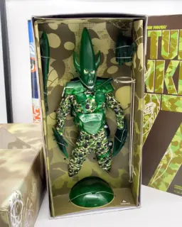 // 🔴 VENDU SOLD 🔴 //

UNKLE x FUTURA 2000 – POINTMAN "GREEN" RAH 12" | Medicom Toy 2004

⚠️ VERSION VERTE ULTRA RARE ⚠️

Ici, le Pointman d'UNKLE passe en GREEN, un coloris bien plus difficile à trouver que le classique modèle noir. 💚

Figurine articulée de 30 cm, issue de la ligne Real Action Heroes, produite en 2004 par Medicom Toy en collaboration avec UNKLE et la légende du graffiti Futura 2000. Un incontournable pour les amateurs d'art, de musique et de culture pop.

📦 Dans sa boîte d'origine, état proche du neuf
🙌 Non déballée, non exposée
💚 Coloris vert : la rareté du Pointman

Le genre de pièce qu'on voit passer une fois, et rarement deux. 🔥

📩 DM pour infos
🌍 Envoi possible dans le monde entier
🛒 Dispo sur fabuleusecaverne.com 🛸

---

UNKLE x FUTURA 2000 Pointman GREEN RAH 12" by Medicom Toy, 2004. Ultra rare green version, far harder to find than the black one. Boxed, near mint, unopened and never displayed. 💚
DM for details / Worldwide shipping available

#unkle #unkle77 #pointman #pointmangreen #greenversion #futura2000 #futura #medicomtoy #medicom #realactionheroes #rah #rah12 #12inchfigure #sixthscale #rarecolorway #ultrarare #arttoys #arttoy #designertoys #designertoy #vinyltoys #toycollector #collectibles #grail #fabuleusecaverne
