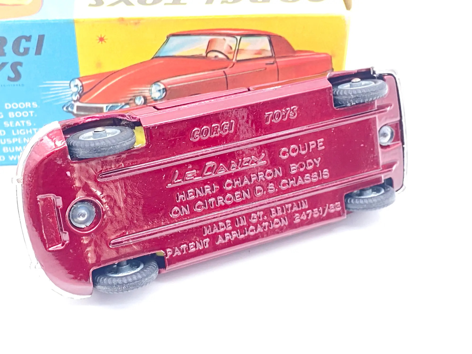 Dessous de la Citroën Le Dandy avec marquage Corgi Toys et carrosserie Henri Chapron