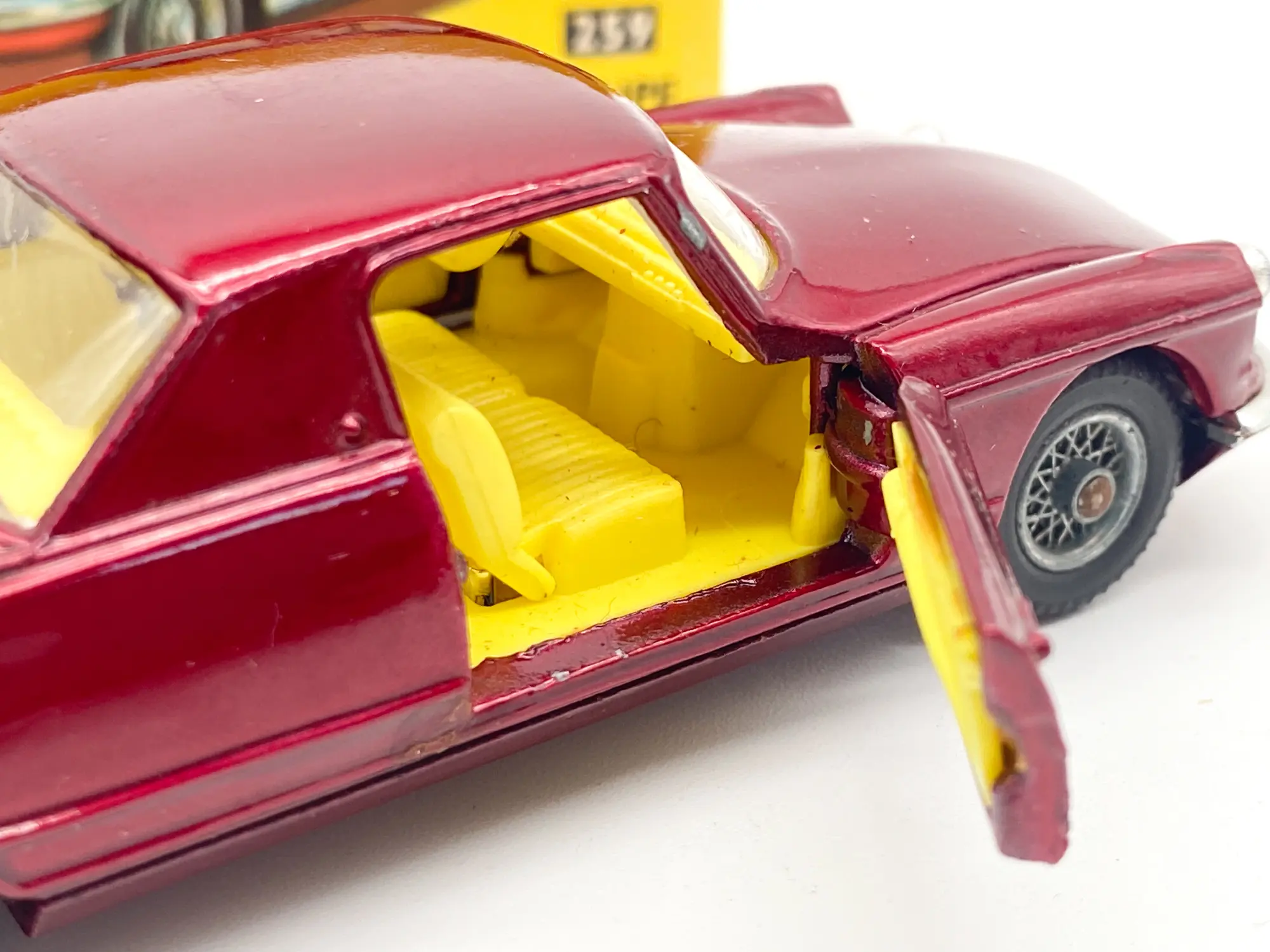 Détail de la portière ouverte et de l’intérieur jaune de la Citroën Le Dandy