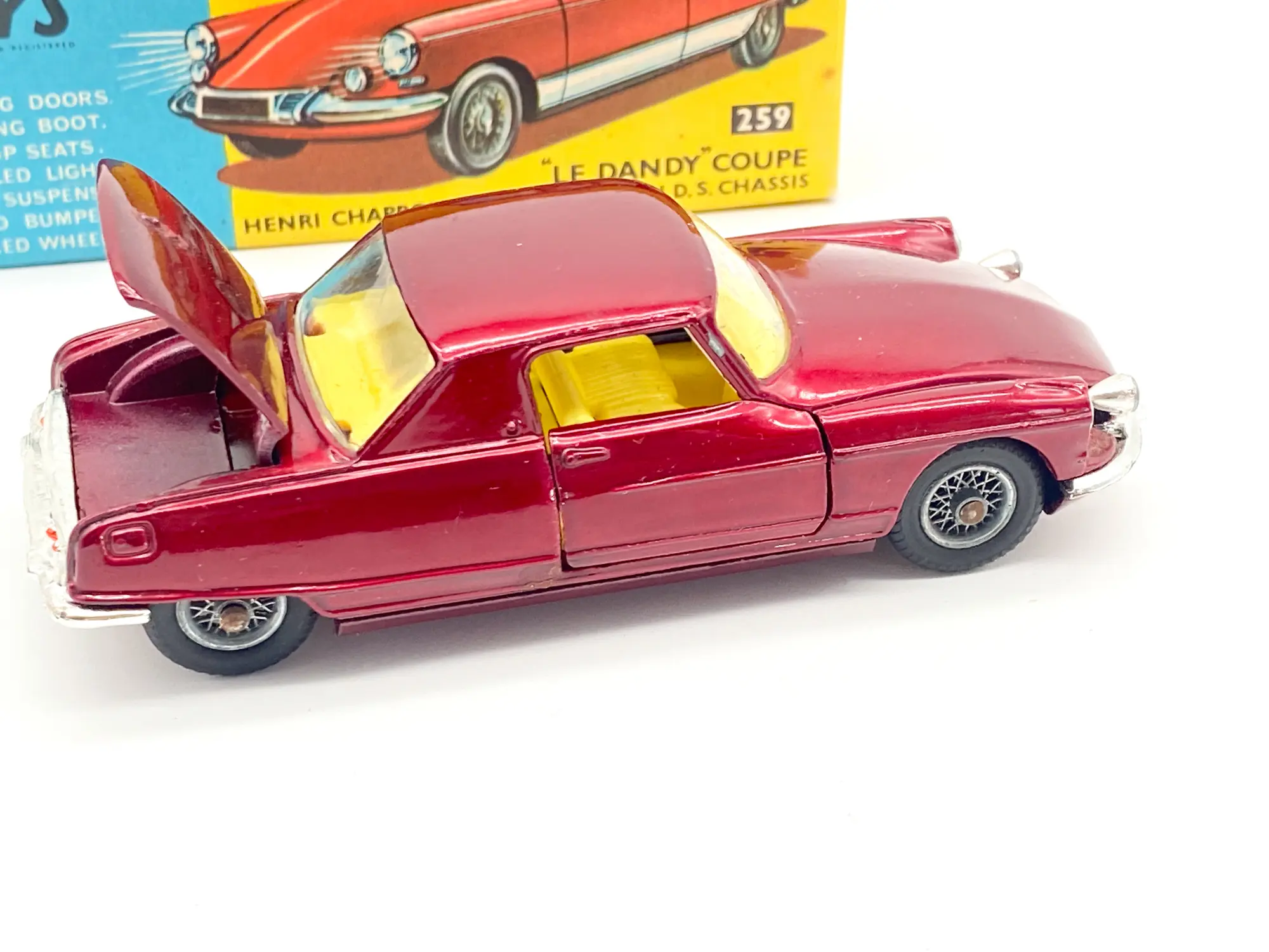 Citroën Le Dandy de profil, portière et coffre ouverts