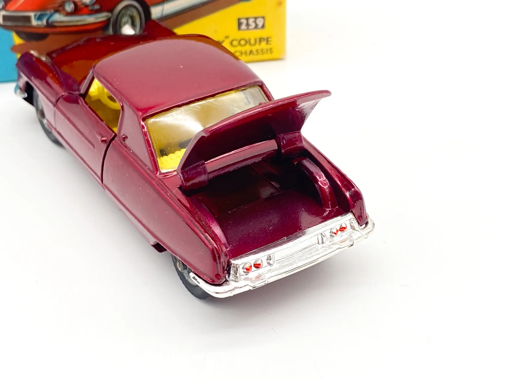 Arrière de la Citroën Le Dandy avec coffre ouvert et pare-chocs argenté