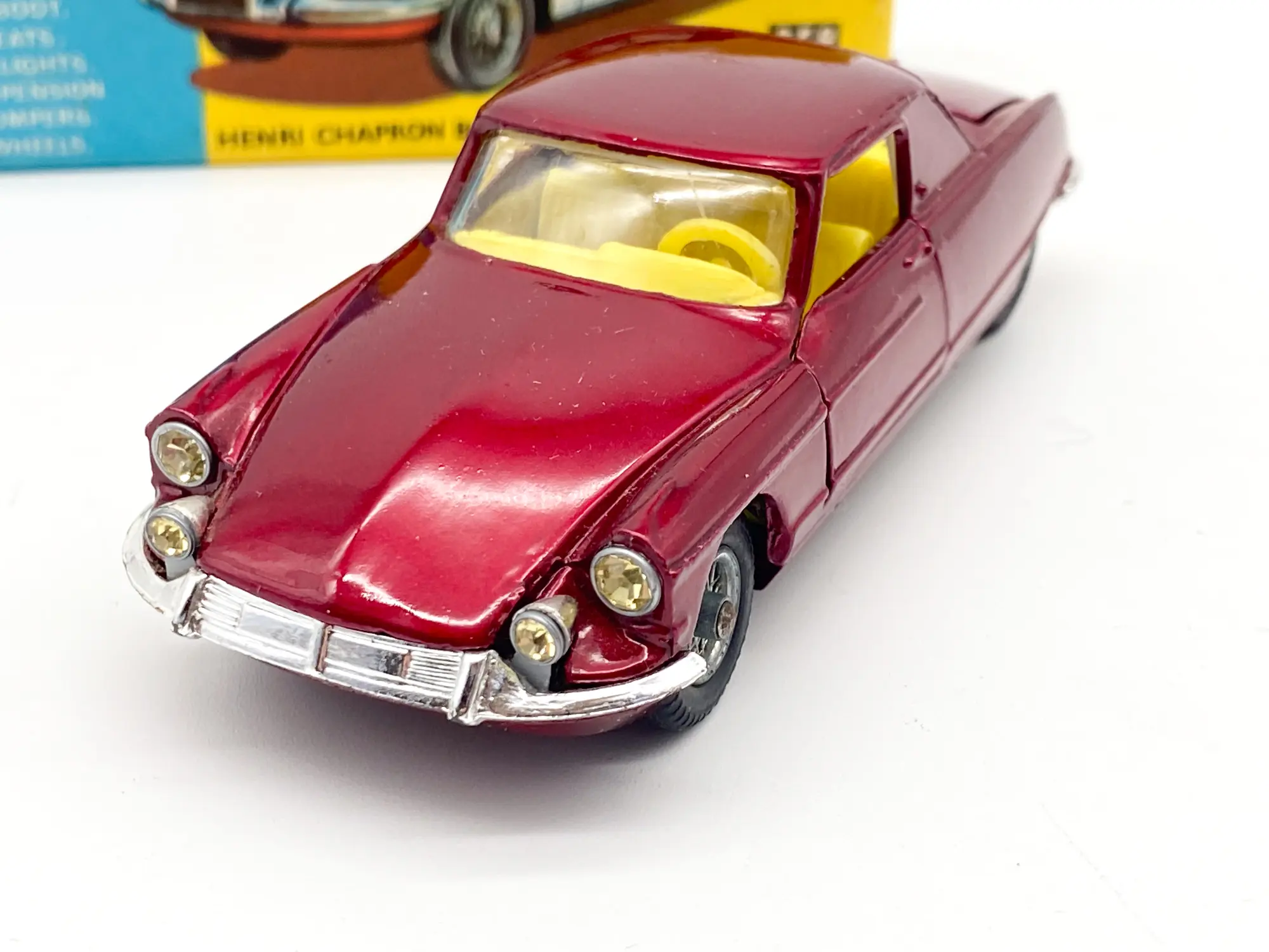 Gros plan de l’avant de la Citroën Le Dandy et des phares