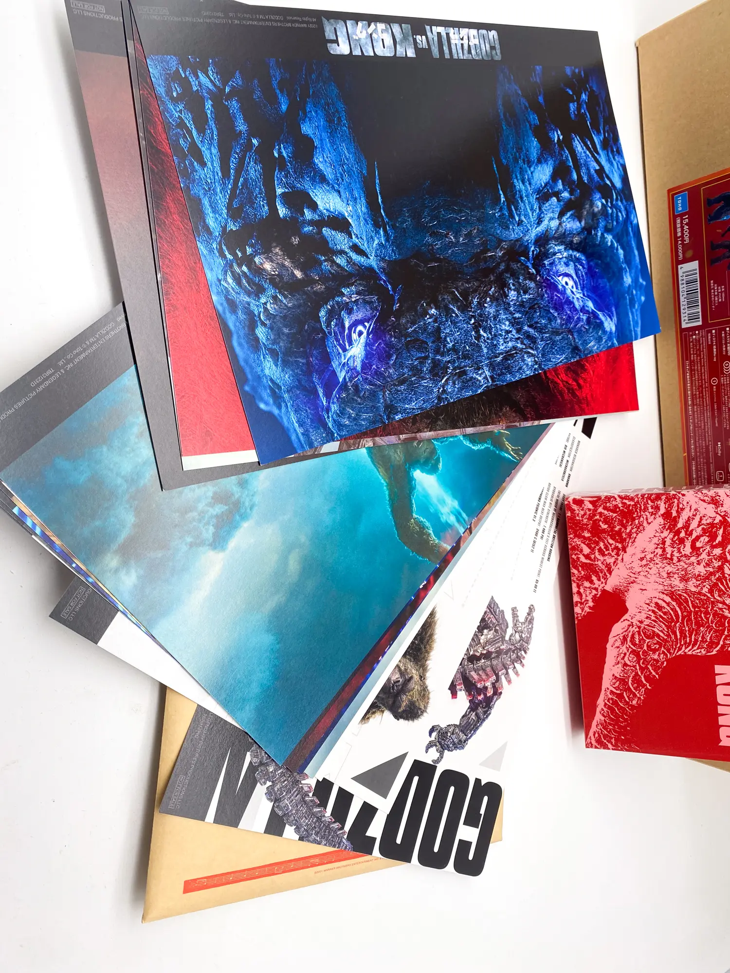 Cartes visuelles grand format du coffret Godzilla vs Kong, disposées en éventail