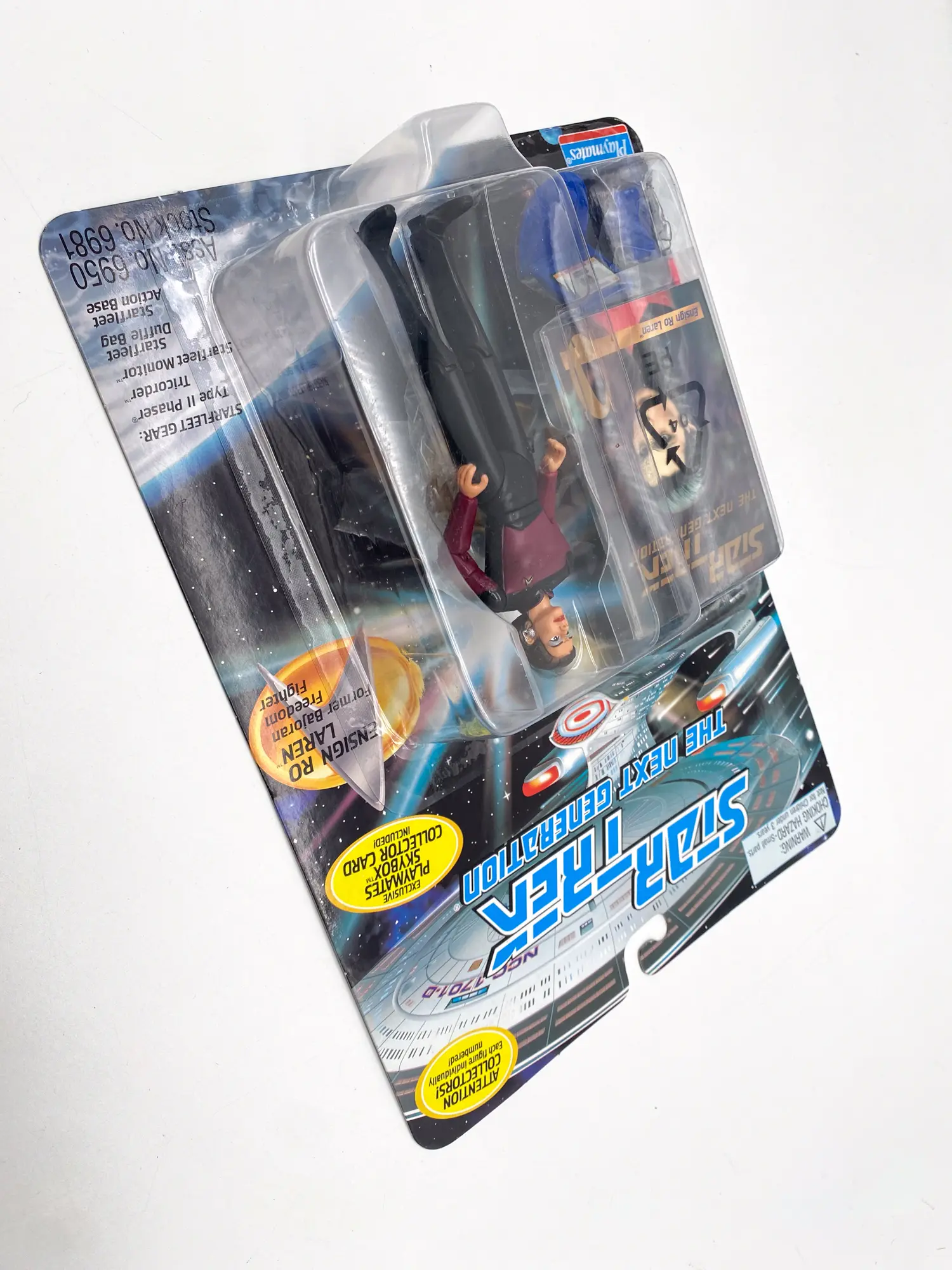 Vue inclinée du blister de Ro Laren Playmates 6981 montrant son épaisseur et ses accessoires