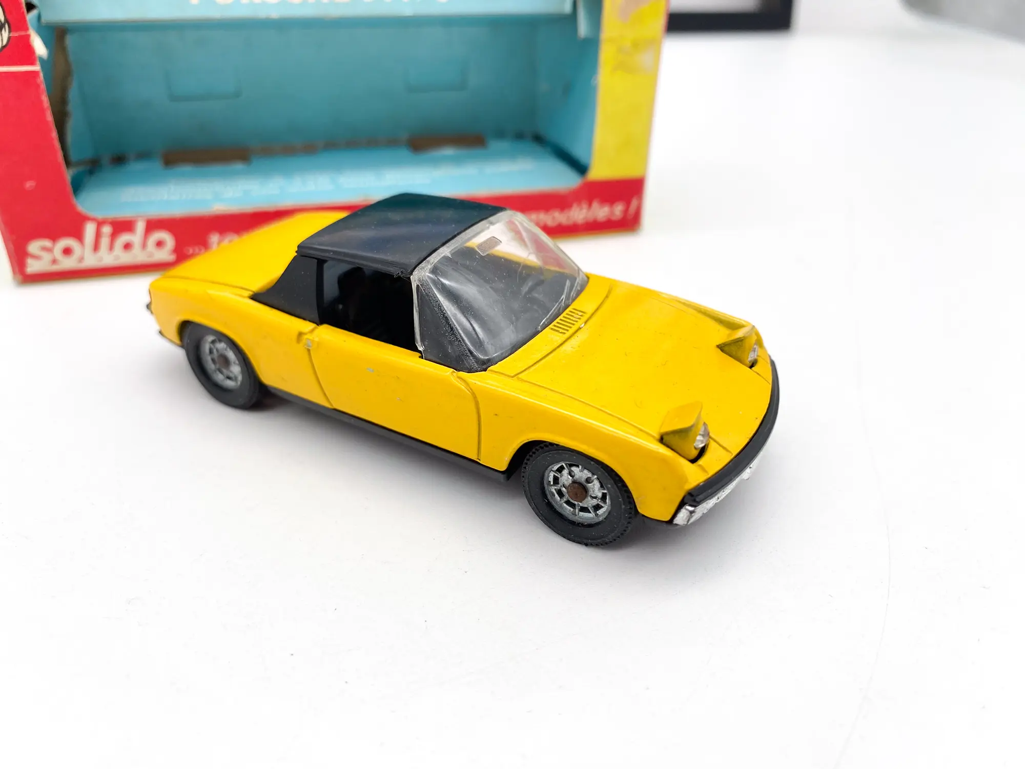 Profil avant de la Porsche 914/6 avec toit noir et phares relevés