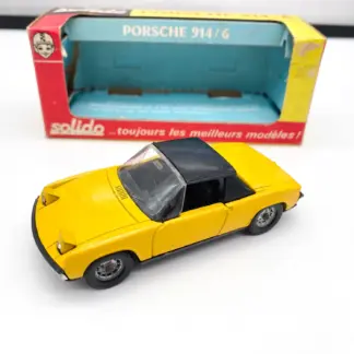 Porsche 914/6 jaune vue de dessus devant sa boîte ouverte