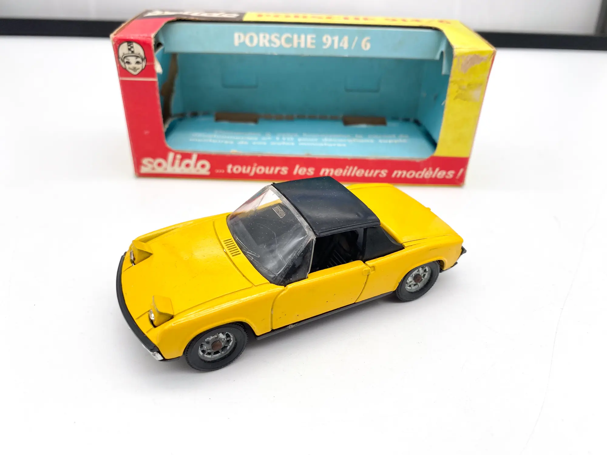 Porsche 914/6 jaune vue de dessus devant sa boîte ouverte