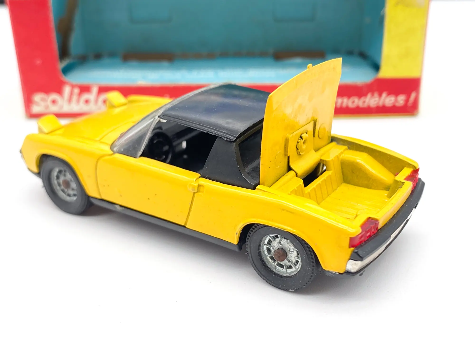 Arrière de la Porsche 914/6 Solido avec coffre ouvert