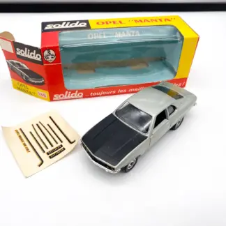 Opel Manta Solido avec boîte ouverte et décorations