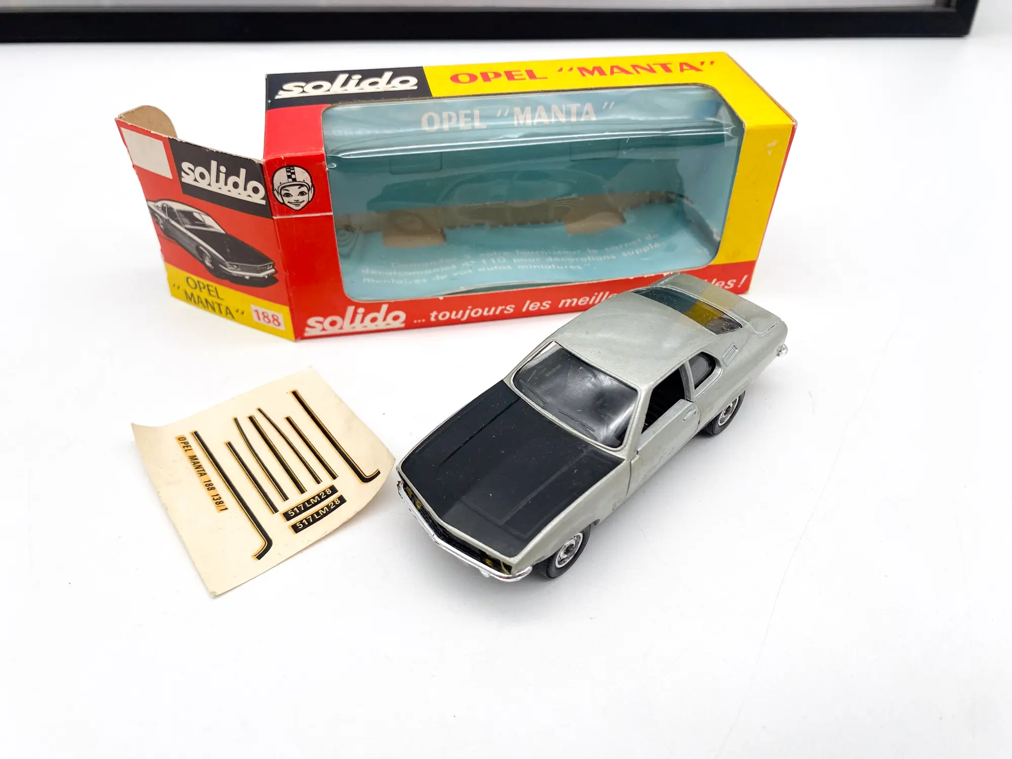 Opel Manta Solido avec boîte ouverte et décorations