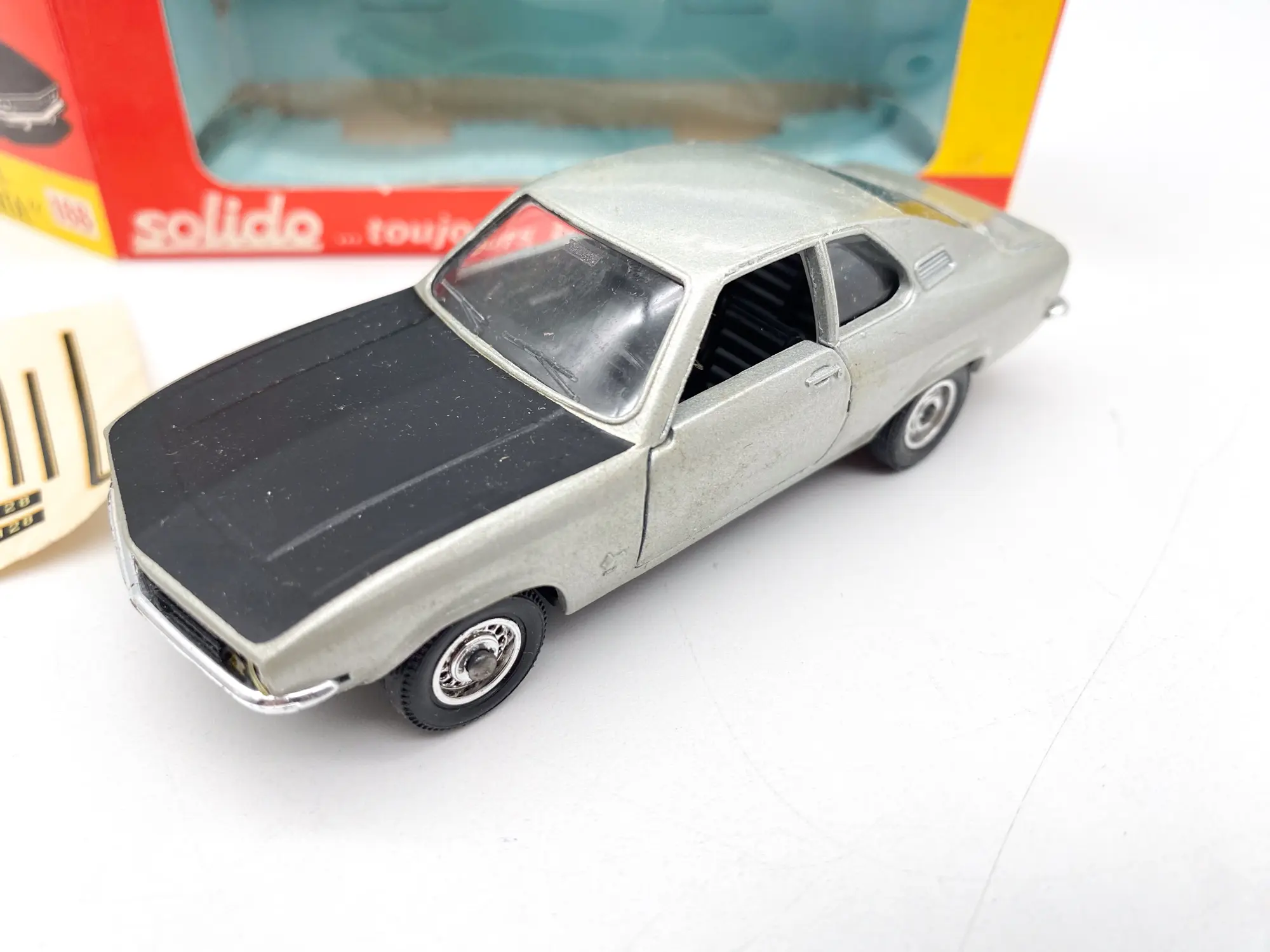 Opel Manta vue de trois quarts avant avec capot noir