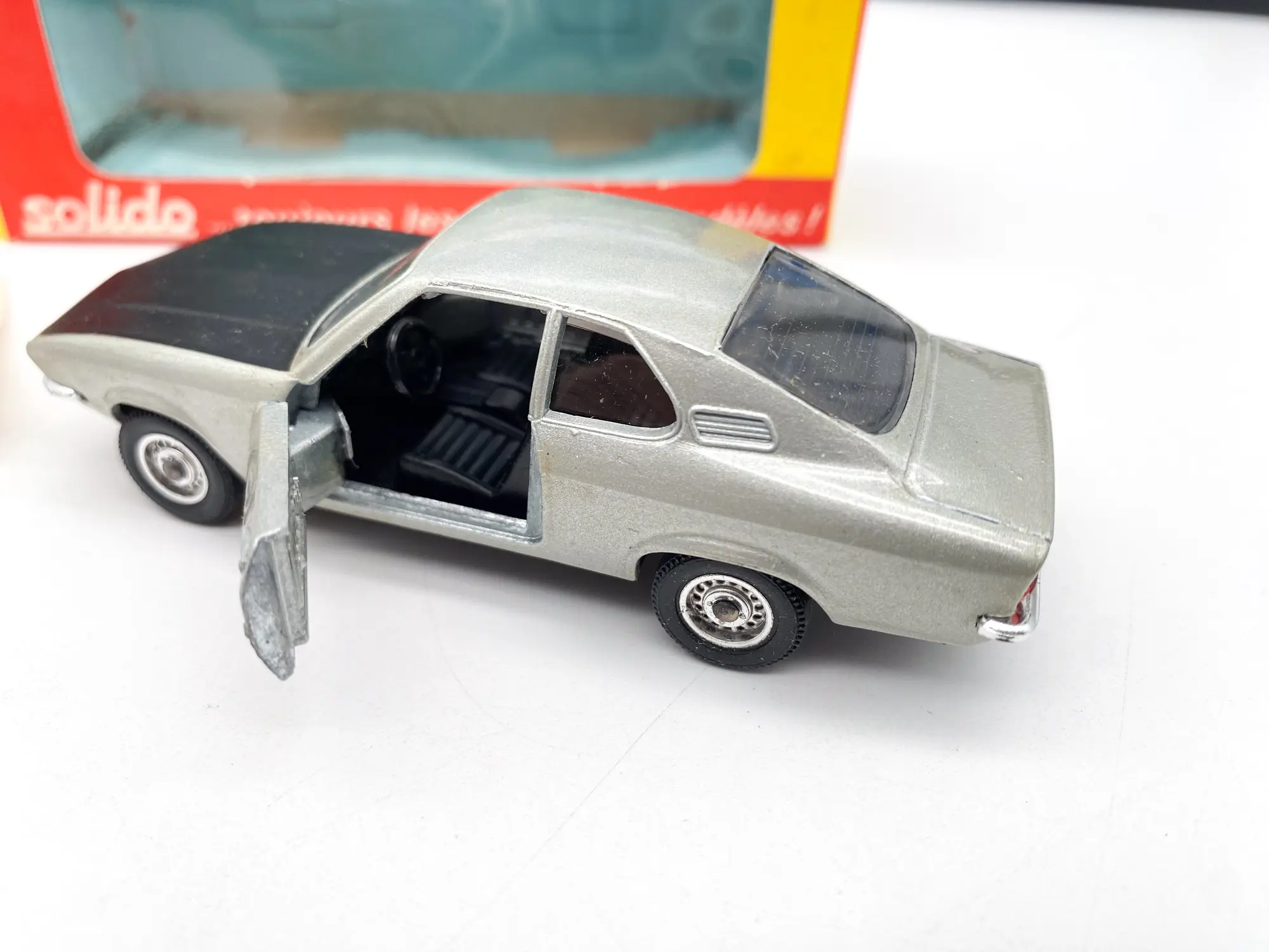 Opel Manta avec portière ouverte et intérieur noir