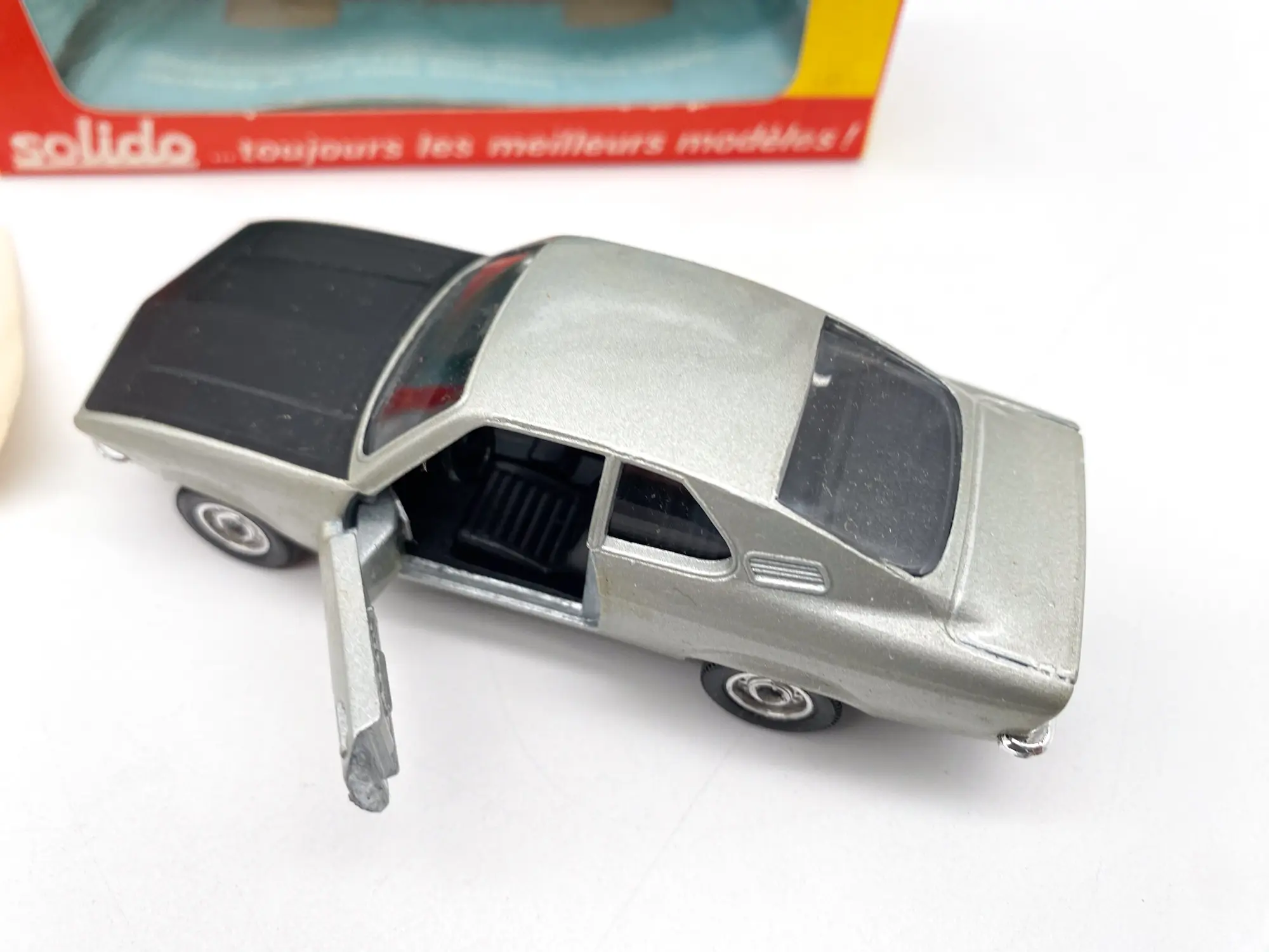 Vue de dessus de l’Opel Manta, portière ouverte