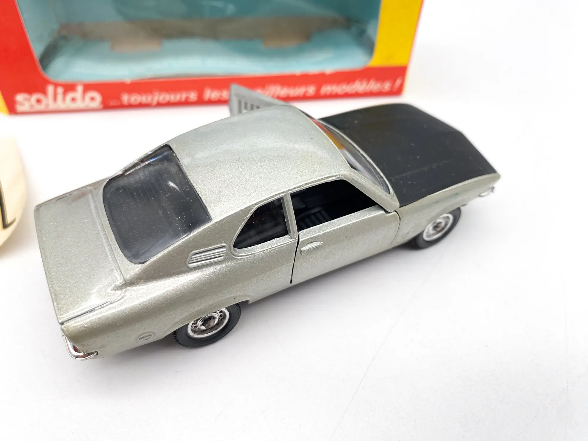 Opel Manta grise vue de trois quarts arrière